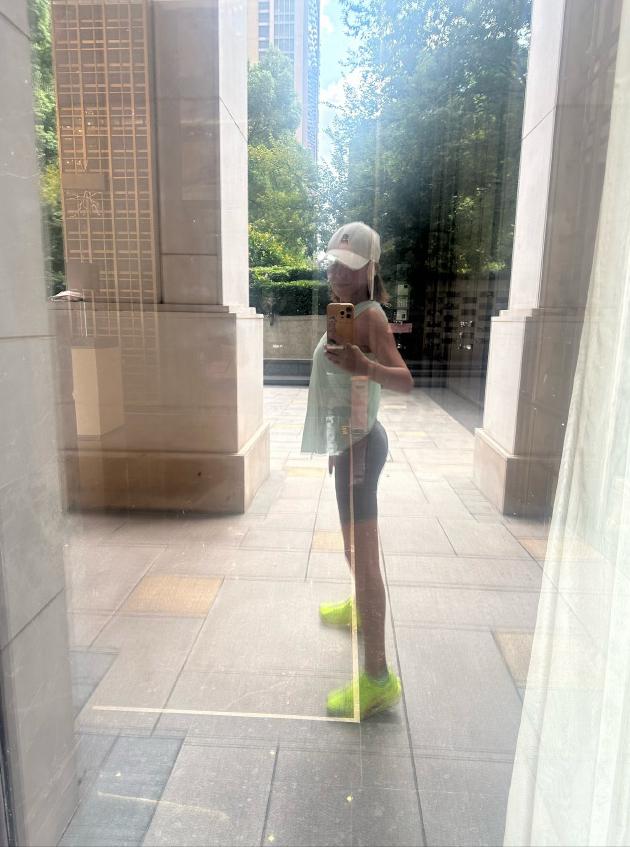 她曾是上海知名主持，公开指责同事破坏自己家庭，如今已成女老板