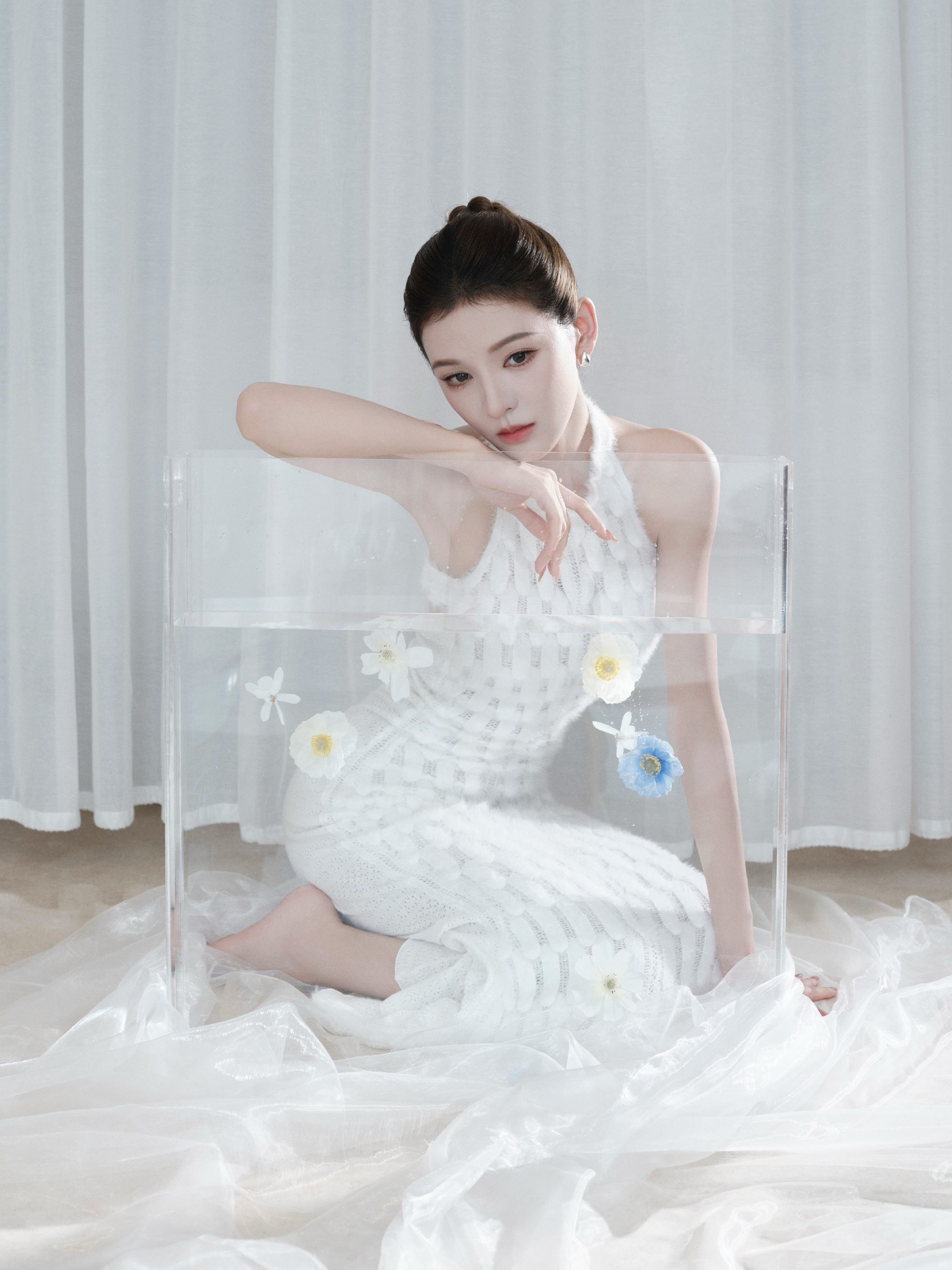 张予曦纯白挂颈连衣裙，水中花下，每一帧都是心动的感觉