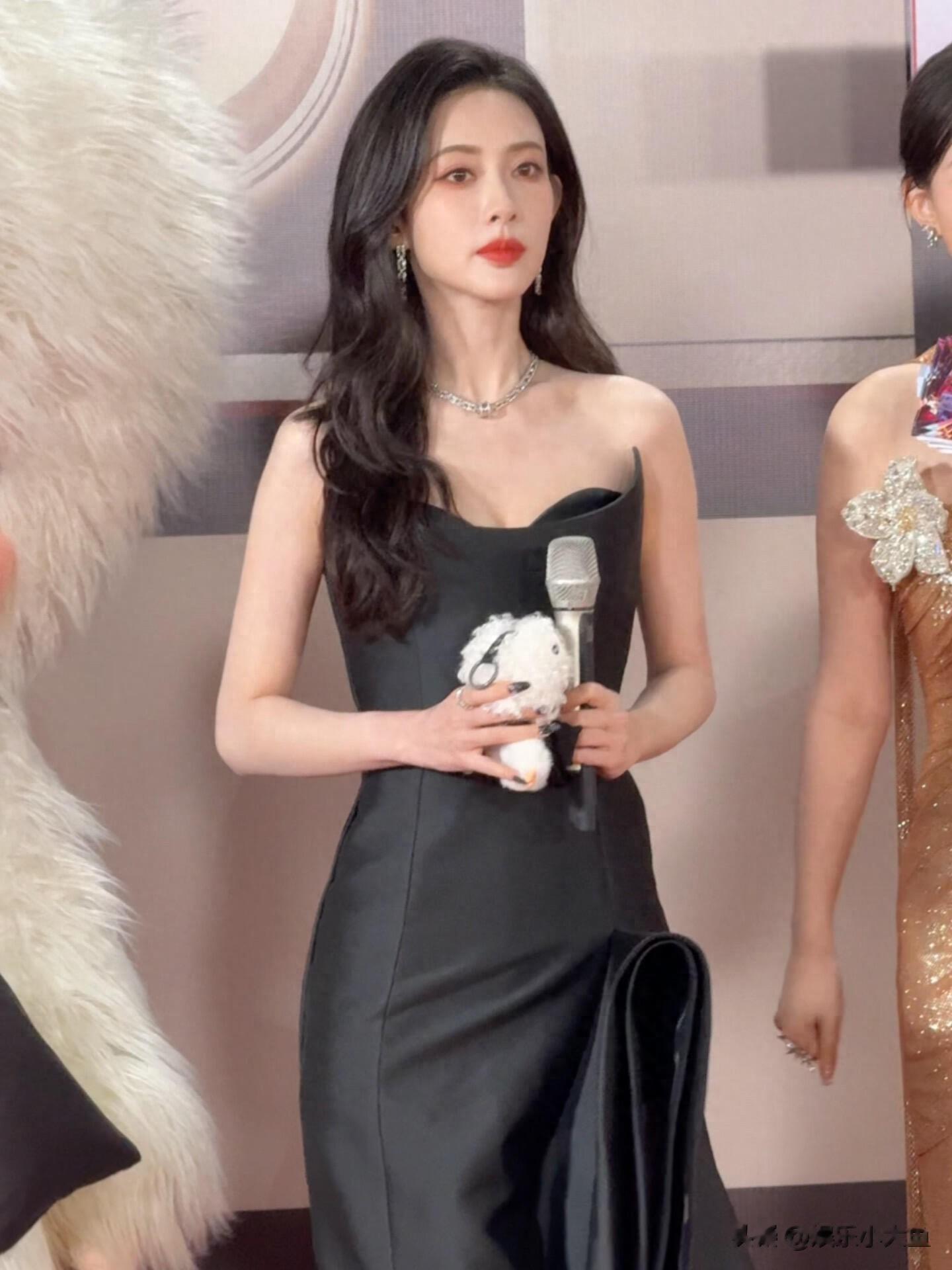 孟子义今日湖南卫视跨年晚会，穿黑色抹胸开叉礼服裙