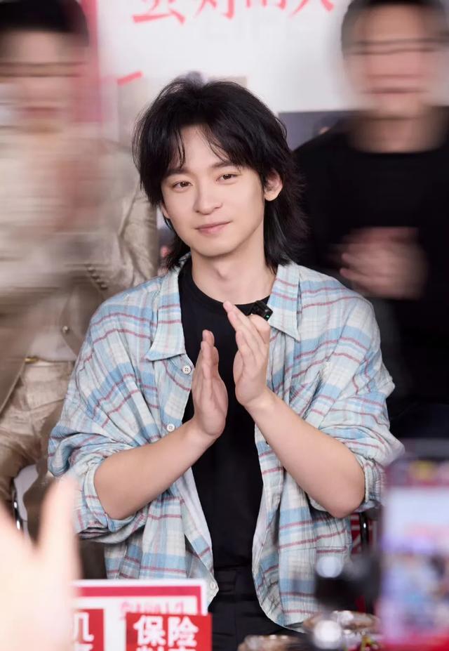 董子健带女儿夜间跑步,父女互动温馨有爱,大福身高已过爸爸腰际