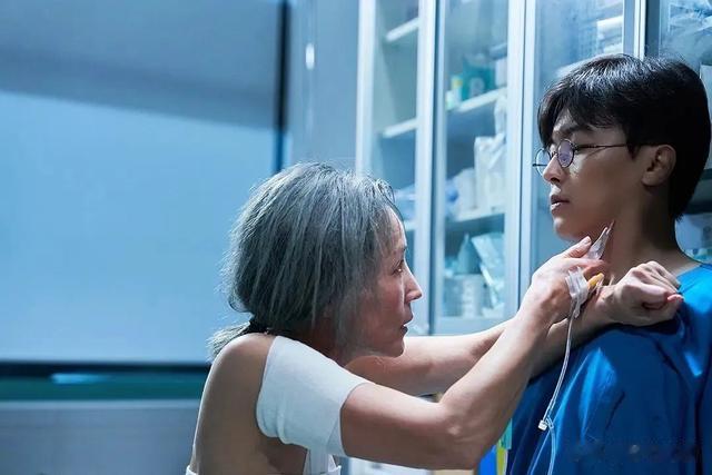 点映票房7836万，韩国最新动作爽片！60岁女杀手，打斗戏太好看