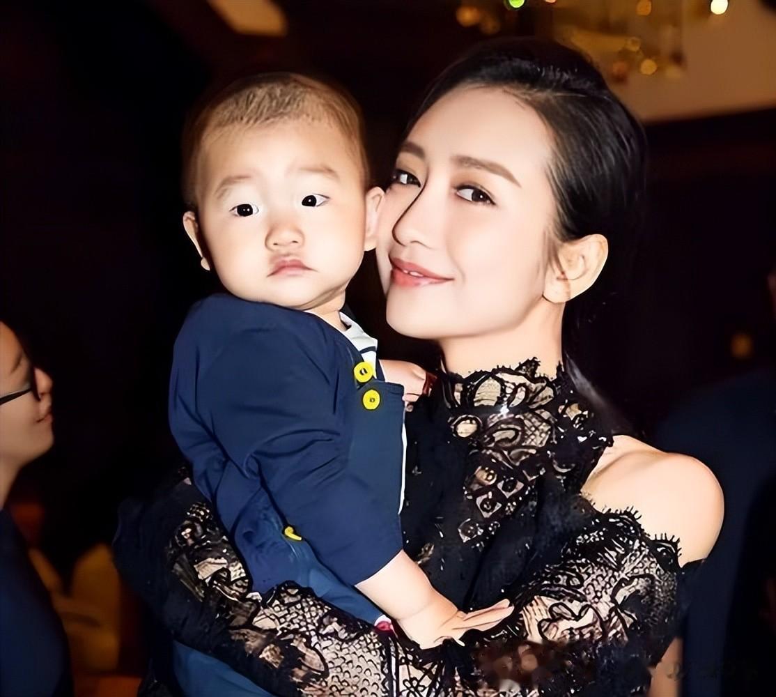 2岁女儿现状曝光后，王鸥被“扒”了个底朝天，孩子父亲到底是谁