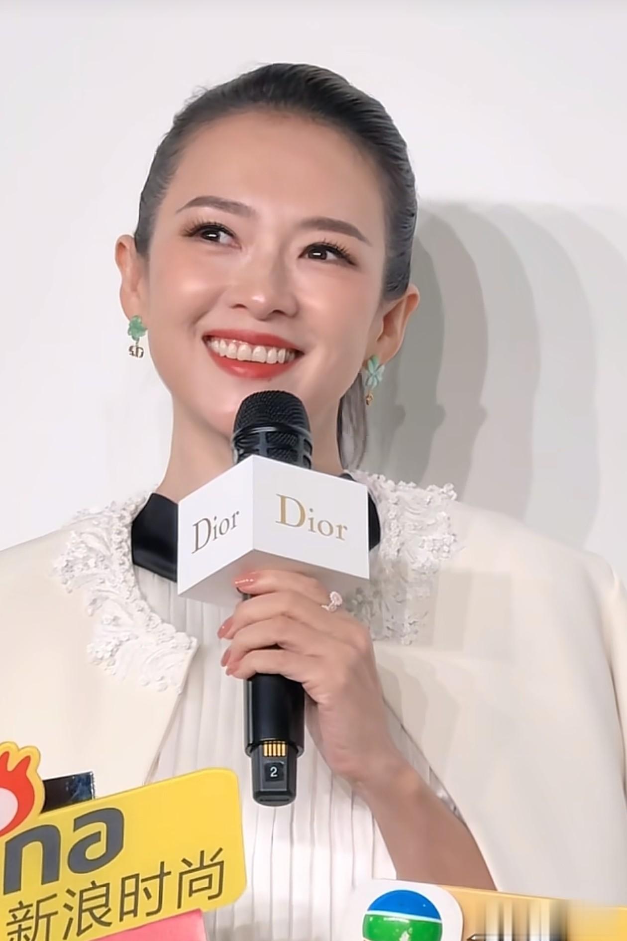 46岁章子怡活动怼脸拍！皮肤紧致，面部更饱满了，瞬间年轻20岁