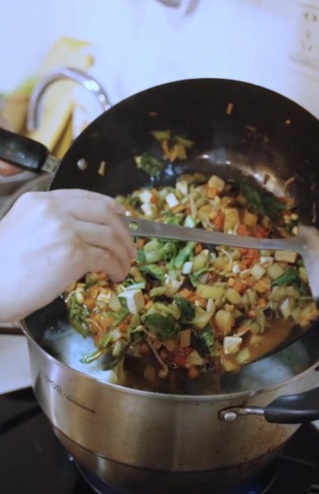 演员孙浩元旦前回父母家吃饭,帮81岁老妈做陕西麻食,57岁还撒娇