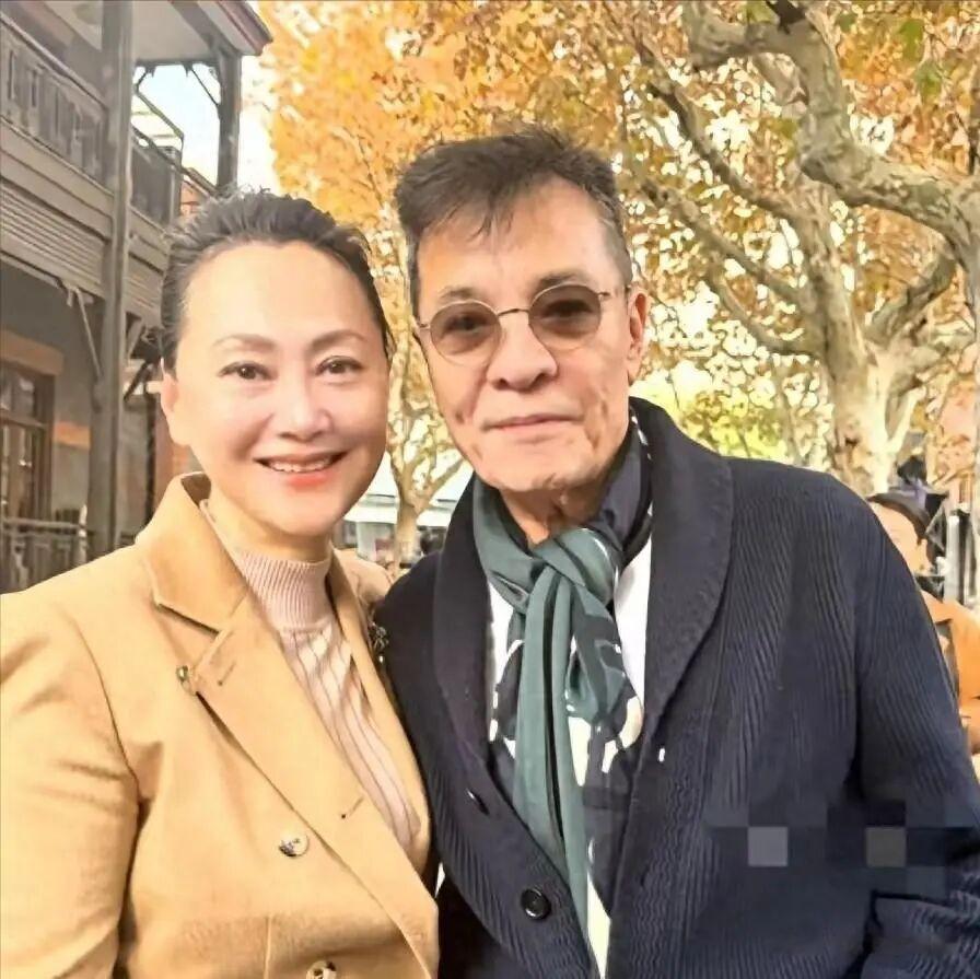 63岁宋佳近况曝光！再婚嫁给小8岁比利时富商，儿女双全很幸福