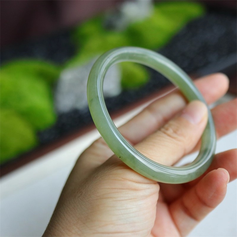 天然石 碧玉 和田玉 バングル 細身タイプ 深みのあるグリーン 58mm 和田玉バングル 細身の丸い美人バングル 湖水緑 青海産翡翠