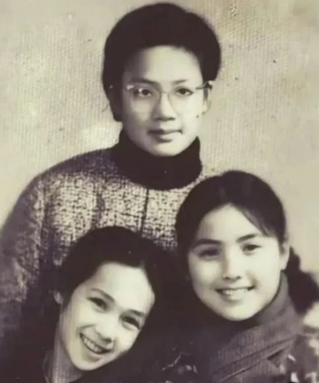 37岁马思纯素颜和母亲一起逛街显温馨，蒋文娟和蒋雯丽越来越像