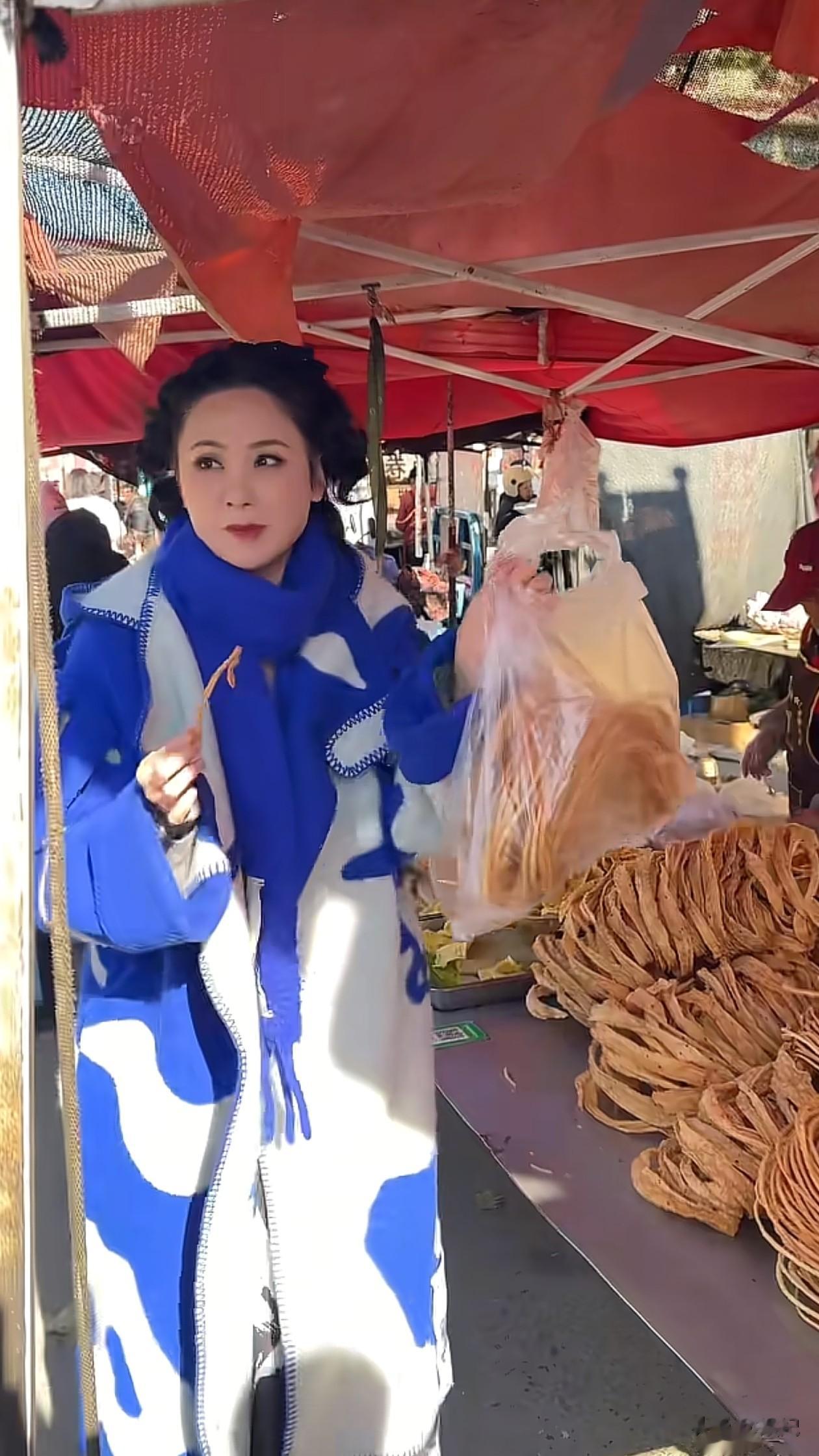 48岁程莉莎穿拼色大衣去赶集！大口吃肉看着都香，好接地气啊