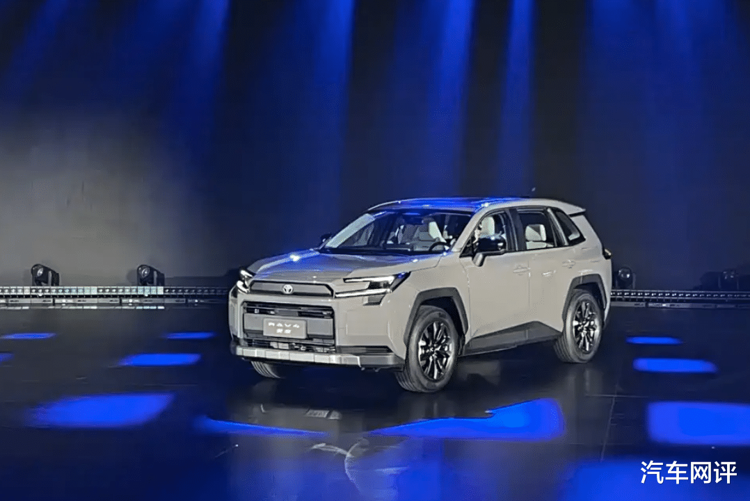 新RAV4荣放登陆广州车展!网友:这个内饰确实够炫