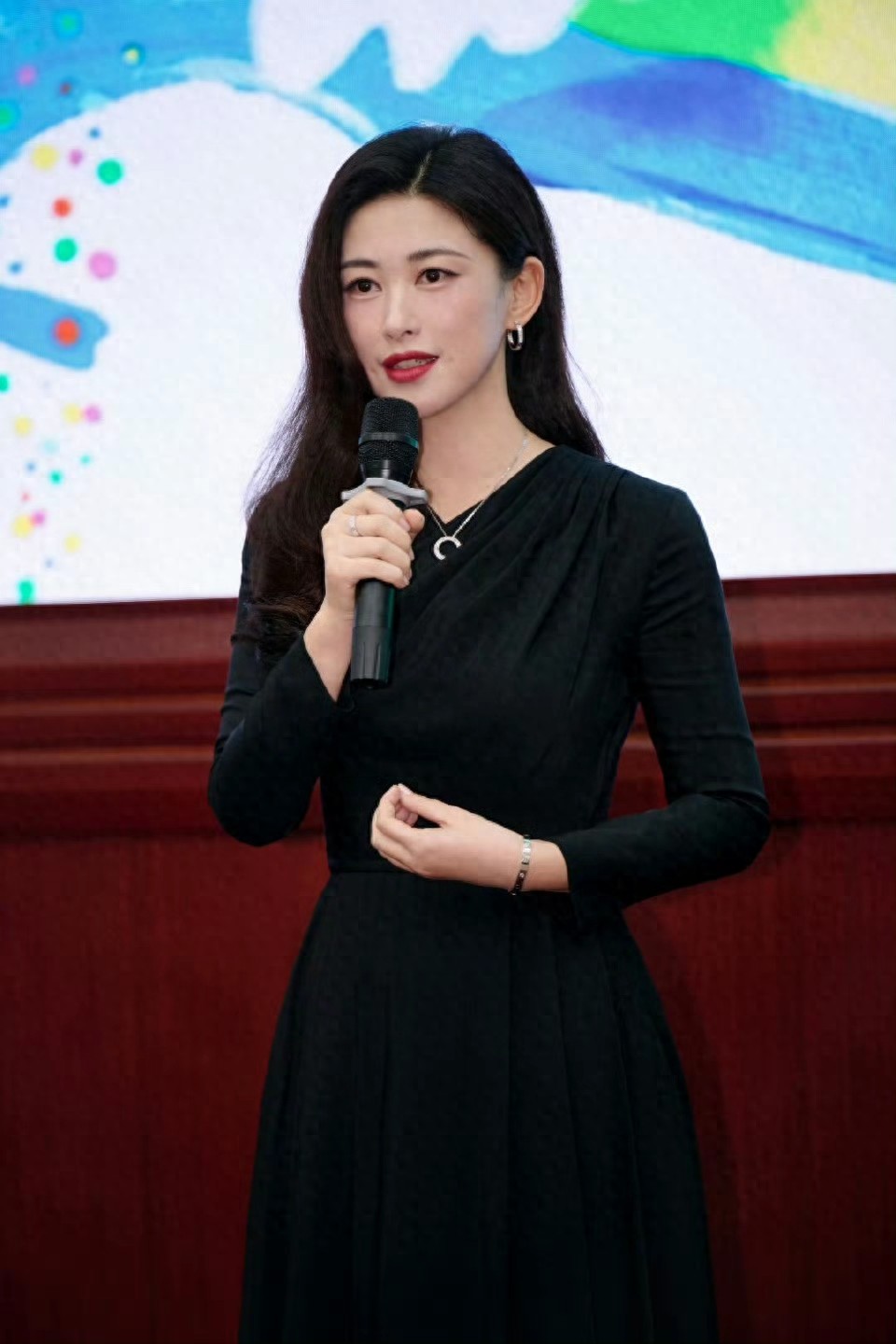 朱珠出席活动,一袭黑裙搭配尖头黑皮鞋,气质实在是太好了!