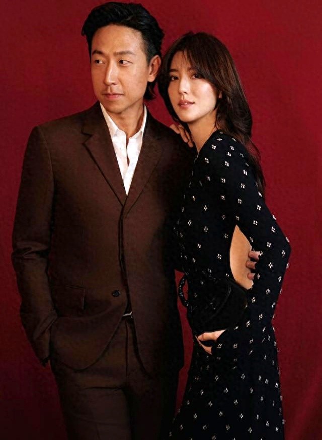 吴千语晒出游照，穿比基尼站在瀑布下，身材太好了腹肌隐现