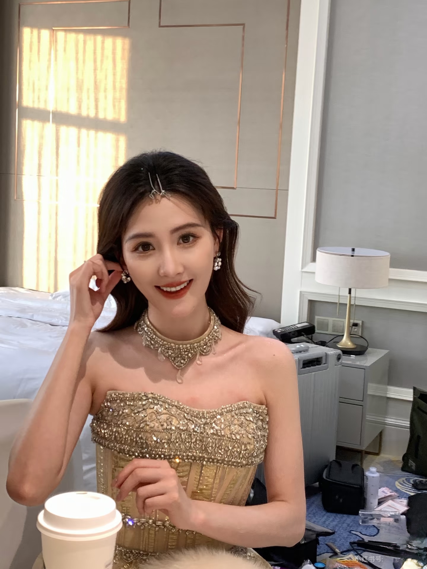 李丹儿2025年末工作记，金色抹胸礼裙亮相舞台