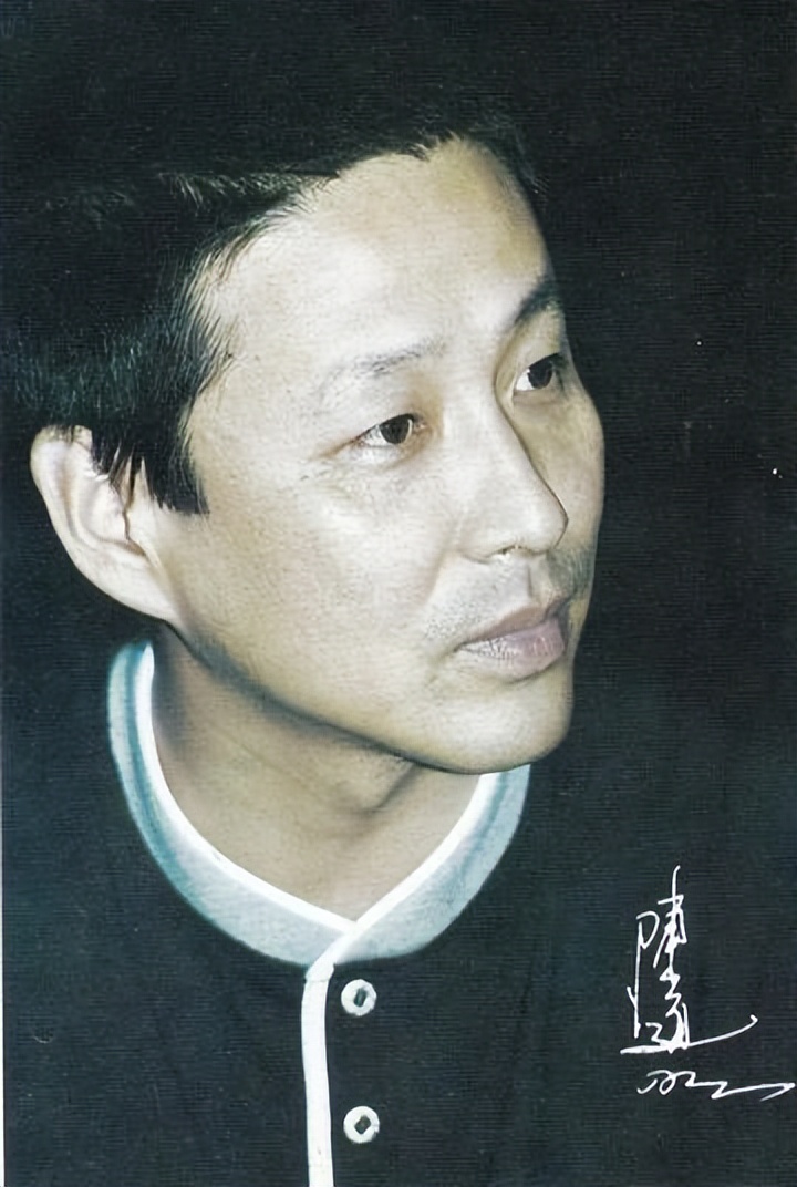 冯小刚没说错!不沾烟酒不混饭局的陈道明,如今70岁竟变成了这样