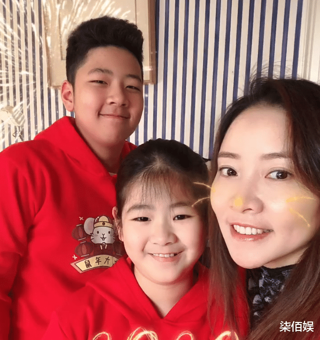 57岁郭涛获妻女探班，14岁女儿瘦了又高又漂亮，打扮太成熟像20多