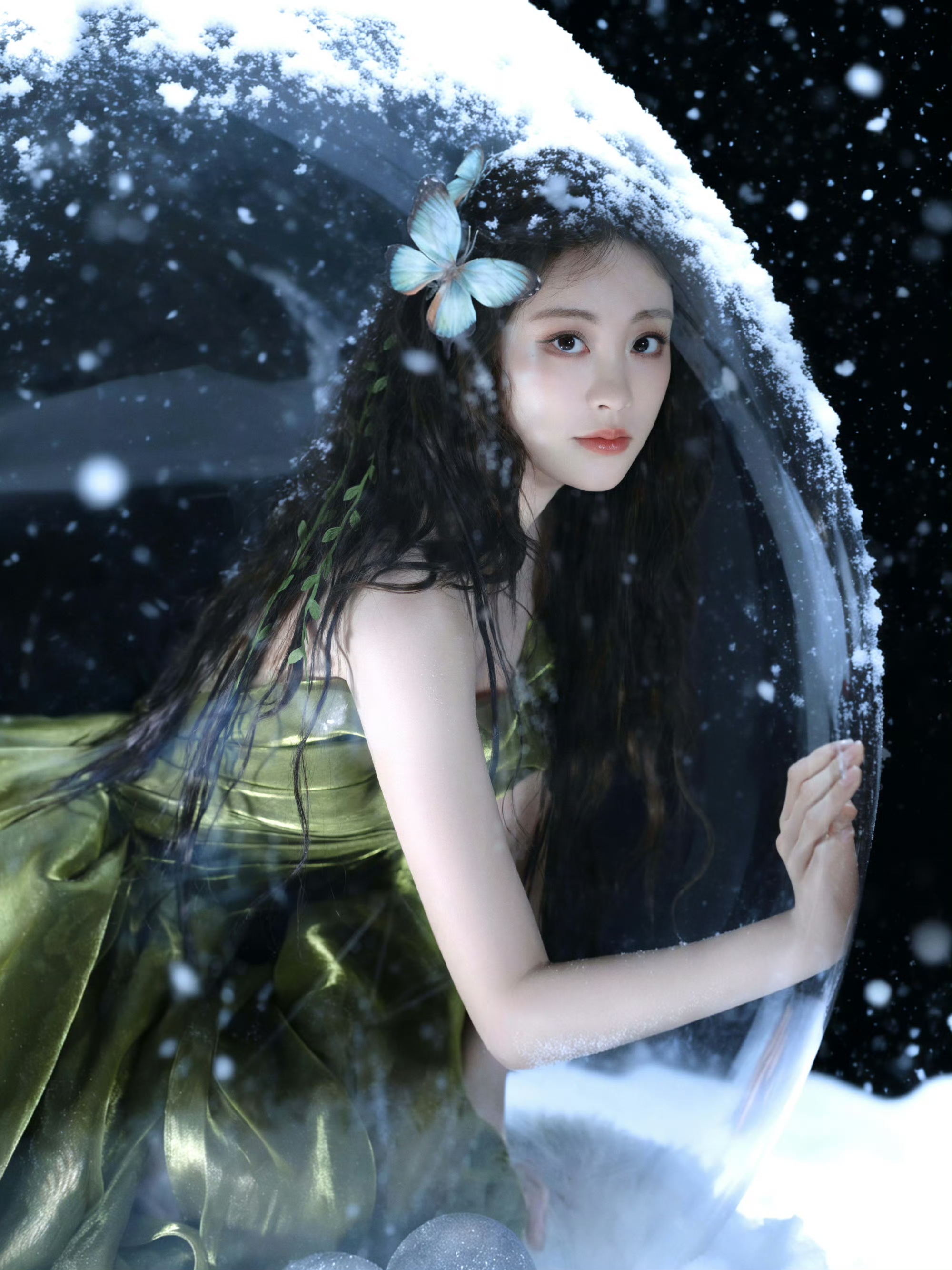 蝴蝶仙子祝绪丹，小蝴蝶斑比在水晶球里