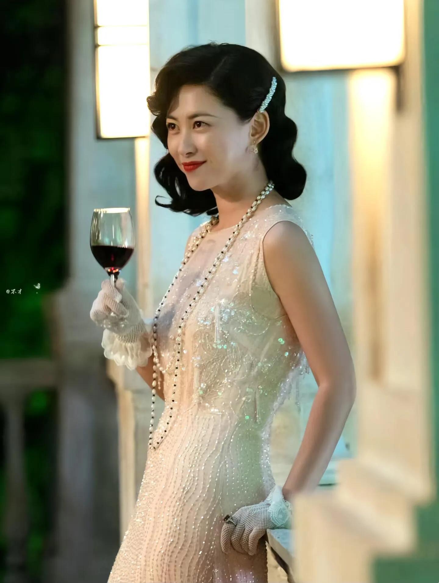 朱珠全英文采访打脸翁青雅，她把女儿抱在怀里，41岁朱珠穿旗袍美