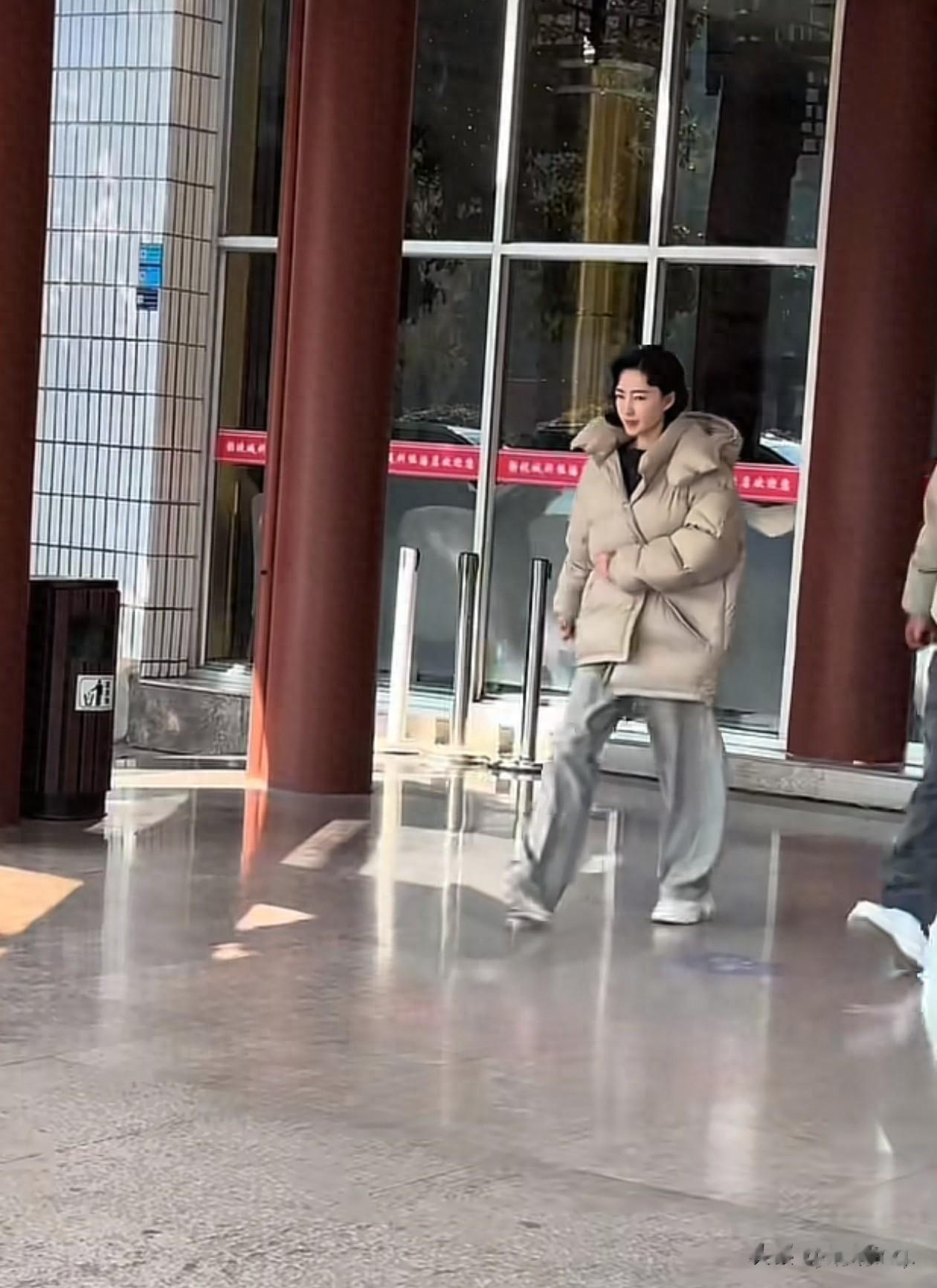 40岁王丽坤冬日穿搭：羽绒服+阔腿裤+白鞋，保暖时髦，颜值真抗打