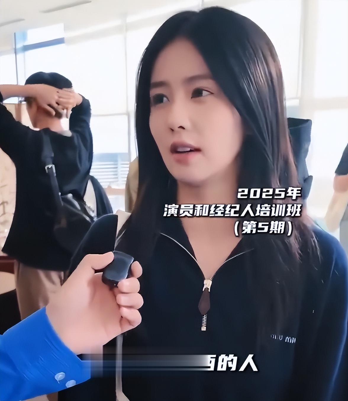 白鹿素颜接受采访,皮肤白皙像女高中生,大方得体不怯场