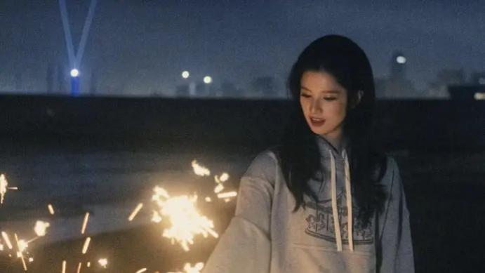 浪漫氛围感天花板：张婧仪海边烟花照与粉丝互动