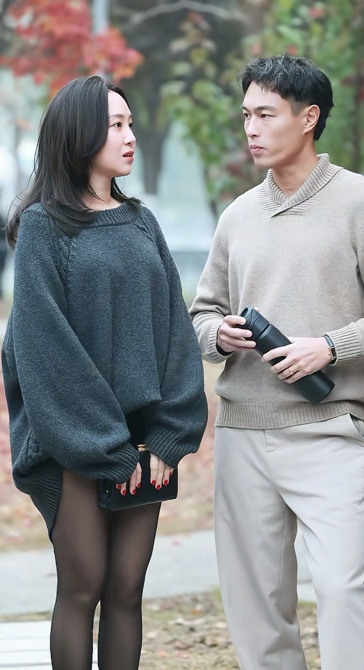 杨佑宁和妻子一起出席活动，结婚五年生三胎，网友：阿梅状态真好