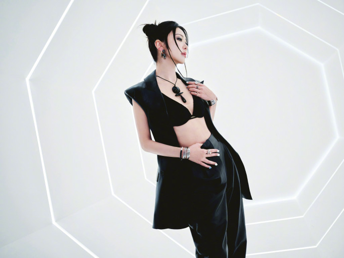 薛凯琪脚踩黑色高跟，一身皮衣穿搭又酷又性感