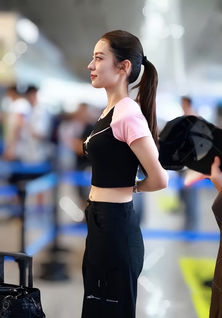 吉娜现身机场，上紧下松的穿搭秀出曼妙身姿，当妈后状态也太绝了