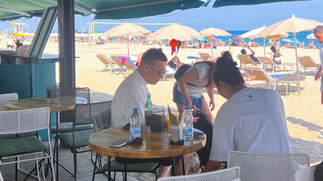 孙红雷一家度假，小15岁妻子背影人高马大，不用带娃惬意的玩手机