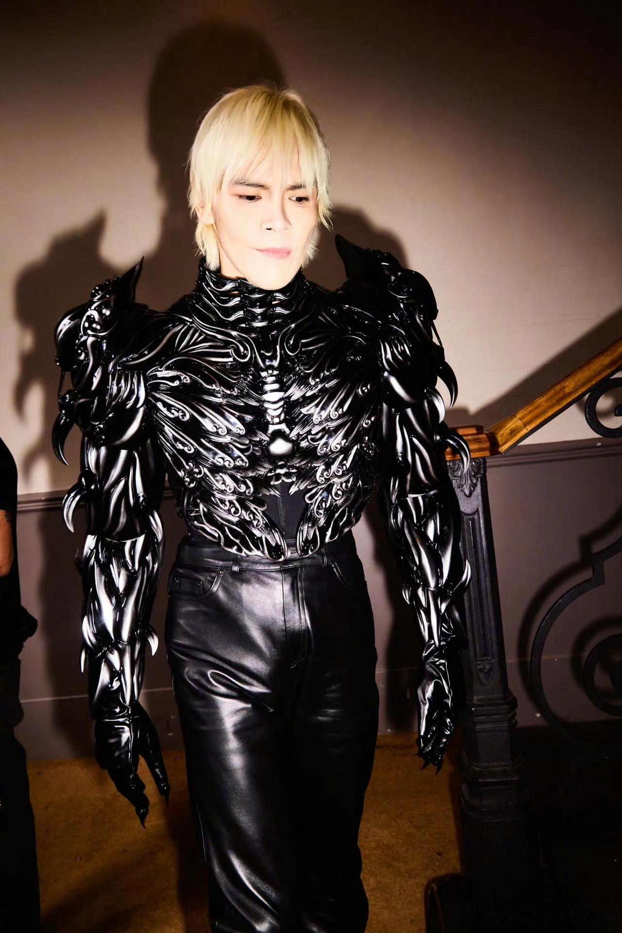 有钱人都爱女装？向佐穿深V裙走红毯，郭碧婷：你比我有女人味