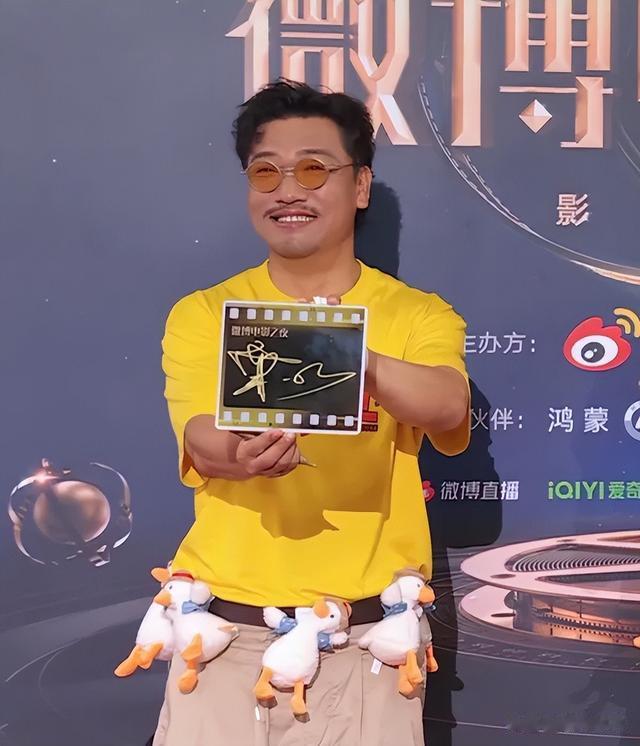 电影之夜男明星集体翻车，松垮、疲惫、黑眼圈、尽显真实状态