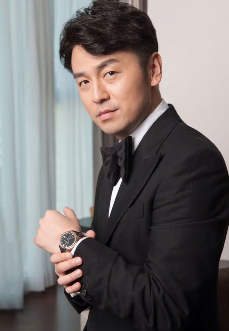 雷佳音逛山姆超市被偶遇，本人很高身材很好，13岁女儿疑同行