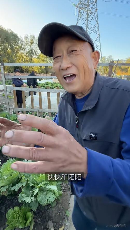 原来他们是梅婷的公婆，待儿媳如亲生女儿，老两口把孙女宠成宝！