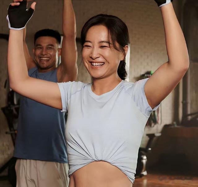 43岁贾玲久违露脸，皮肤并未出现松弛，事业再次传出好消息！