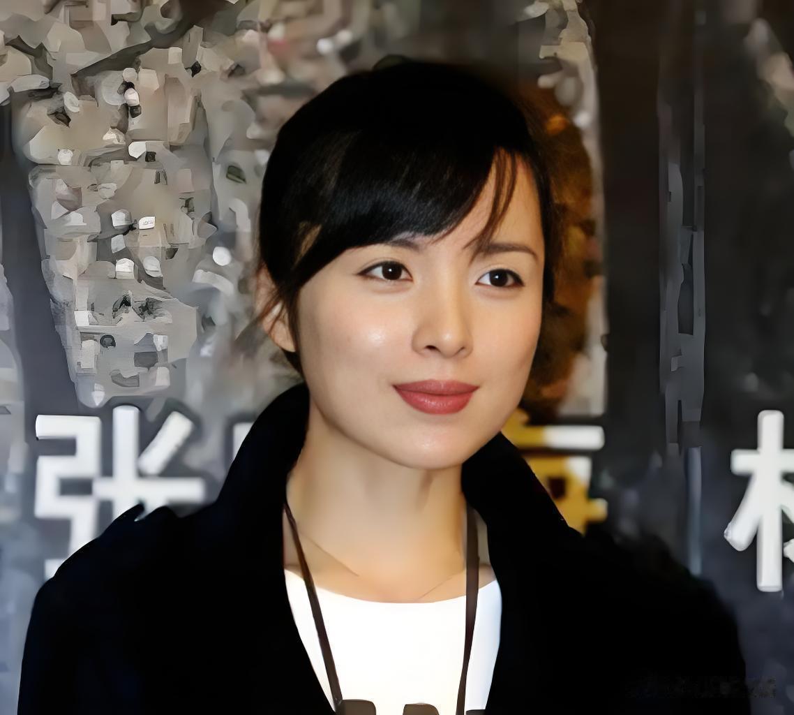 她26岁成了双料影后，嫁给靳东后，高龄生子被丈夫宠成手中宝