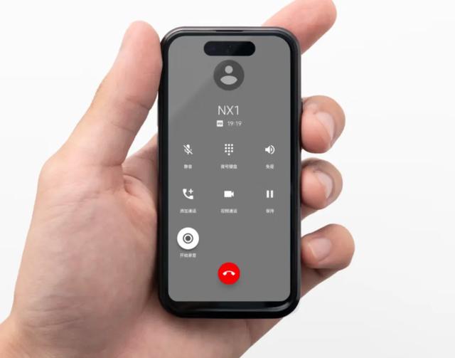 4英寸真小屏，機身有點厚