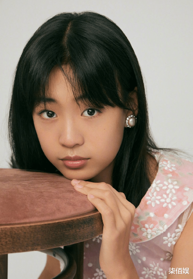 佟大为妻女看展,17岁大女儿身高近180漂亮有气质,母女俩好养眼