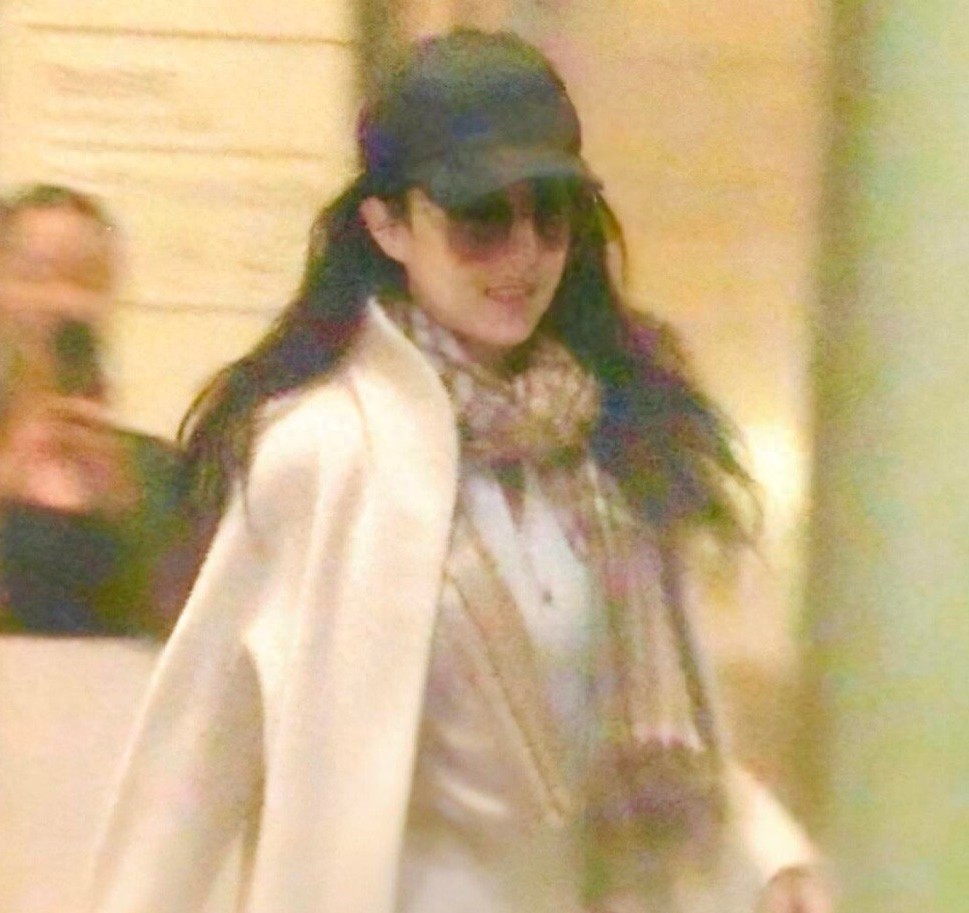 刘亦菲逛街来啦，穿米色大衣白色长裤，休闲时尚，开心逛街心情好