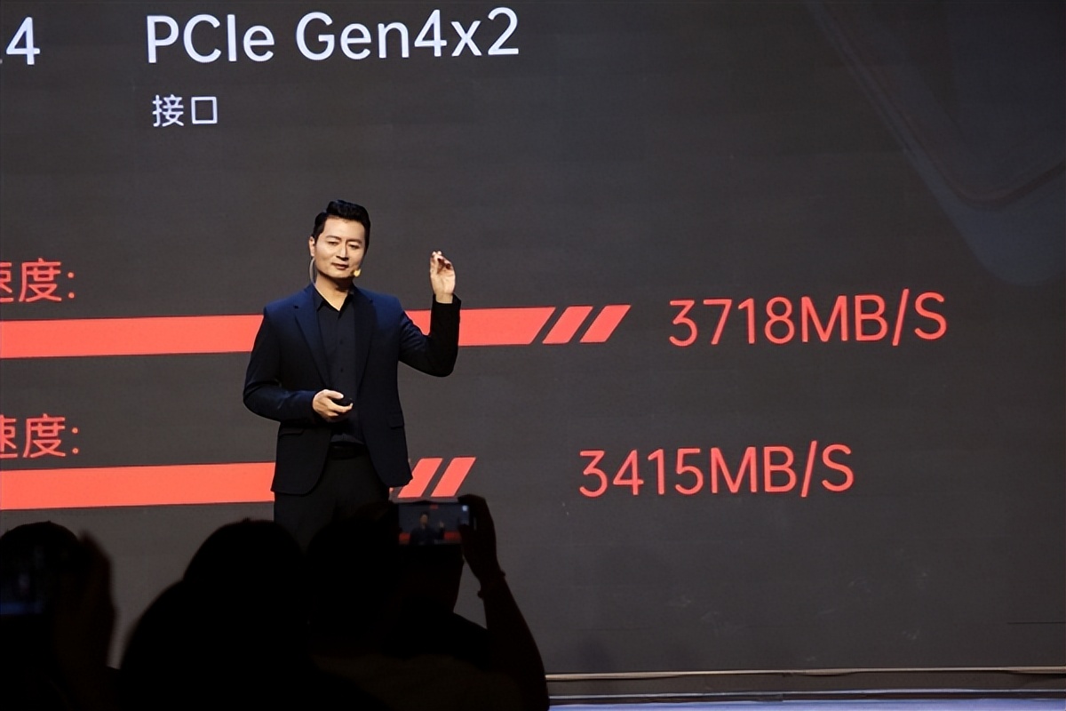 堪比指甲盖!佰维发布最小的国产mini SSD硬盘:只比TF卡大一点