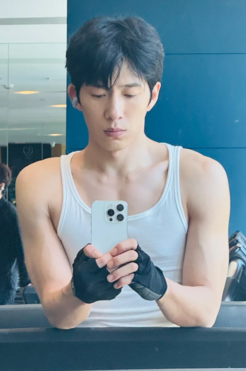 当36岁井柏然跟37岁马龙站一起，我才彻底明白，什么叫顶级自律