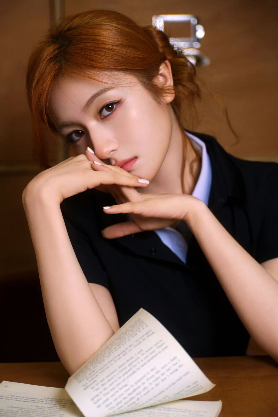 李兰迪发丝缀花，眼眸藏着温柔