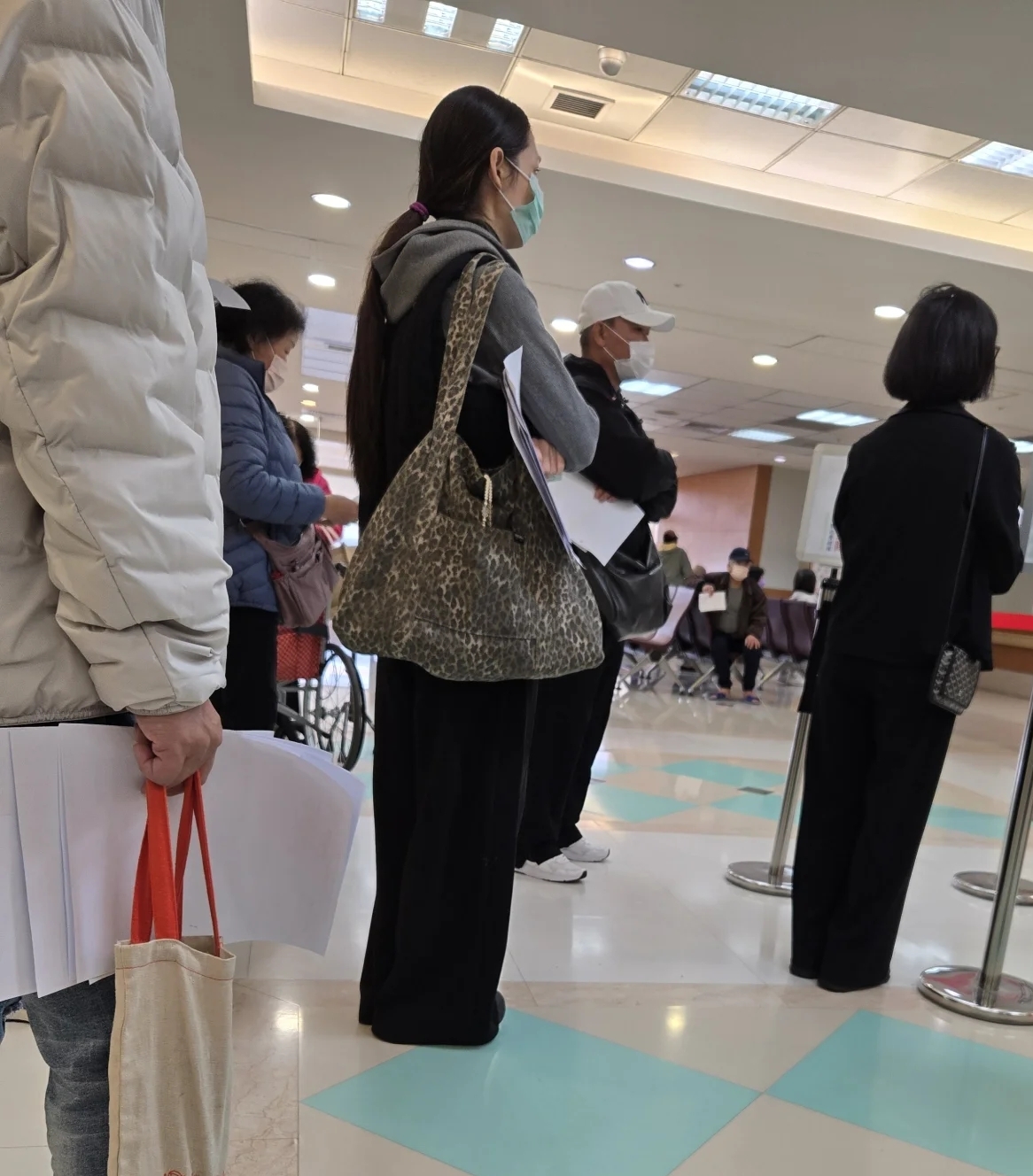 郭碧婷带父亲去医院看病，素颜打扮朴素，排队候诊看着很疲惫