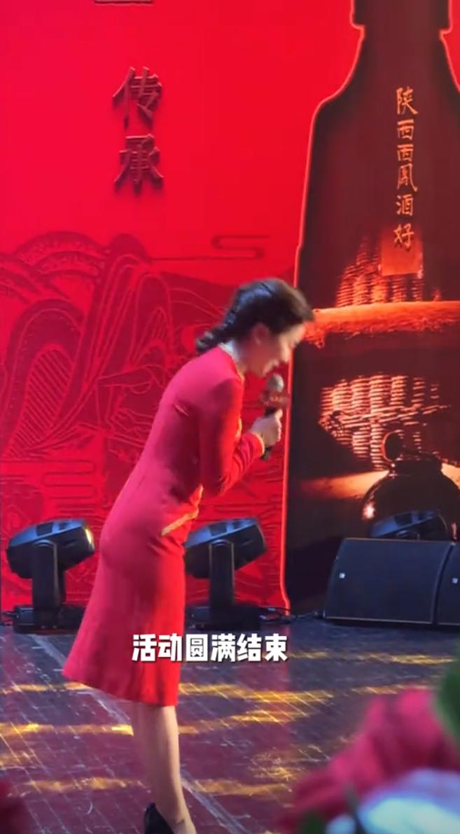 李思思带父母拍全家福，李父罕露面很年轻，一家人同框都是高颜值