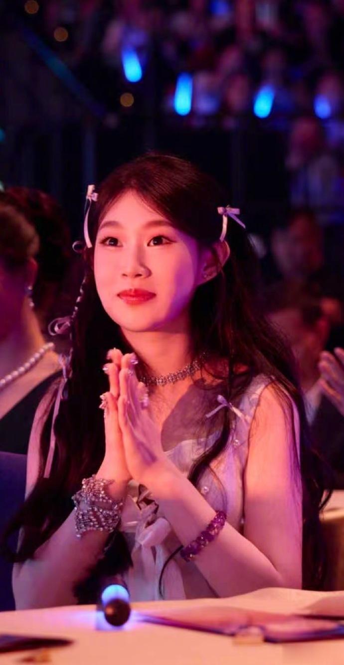 小沈阳女儿晒首个封面大片，18岁沈佳润漂亮自信，高级脸太绝了