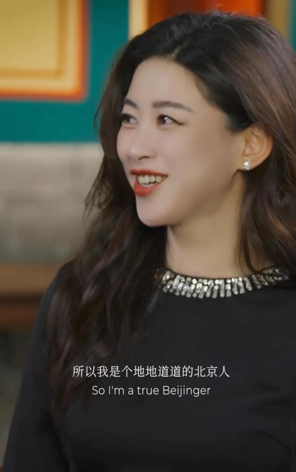 朱珠全英文采访打脸翁青雅，她把女儿抱在怀里，41岁朱珠穿旗袍美