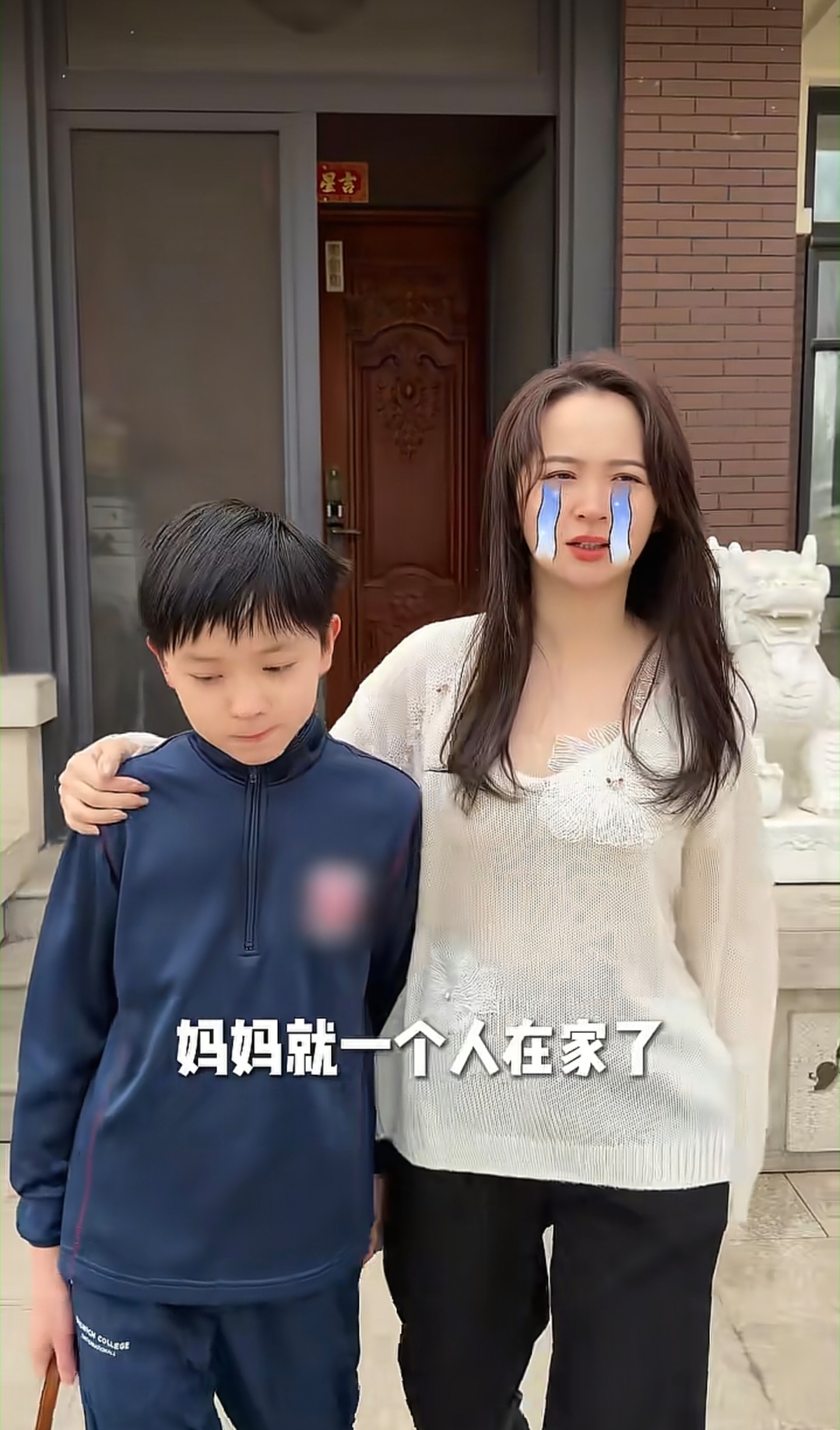 邓莎12岁儿子大麟子开学,她说“妈妈一个人在家了,也很不开心”
