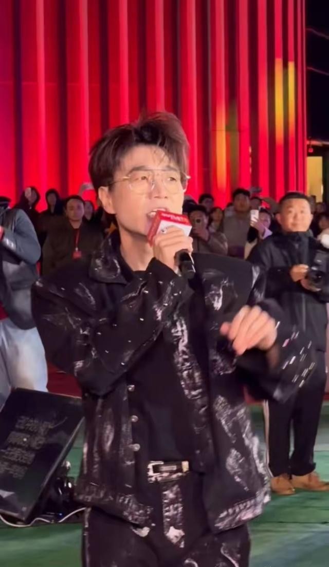 37岁上春晚唱哭全国,47岁的他成为了全网羡慕的对象