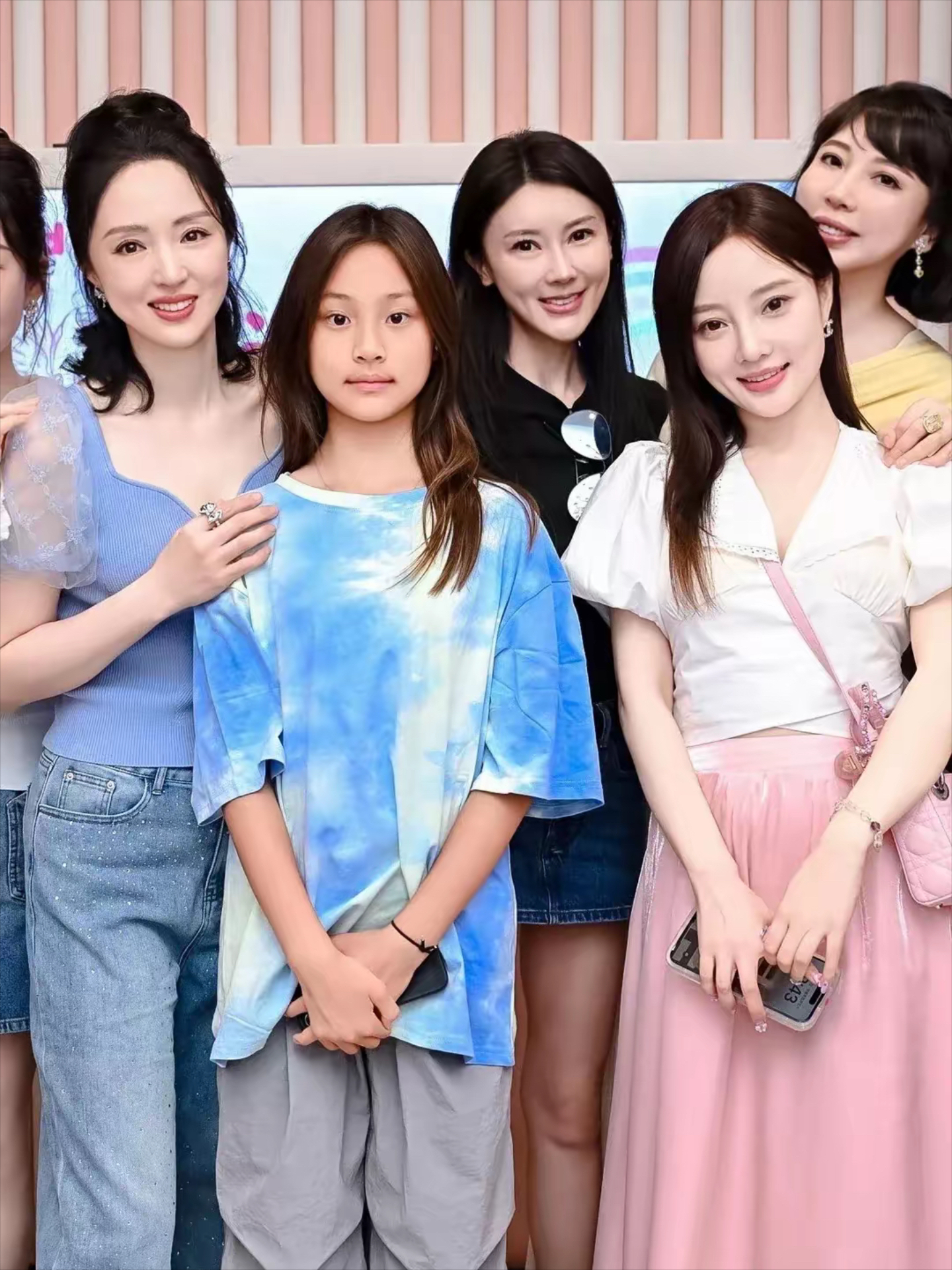 钱赚够了不装了？贾乃亮两招替甜馨挽回面子，还给董璇出了口恶气