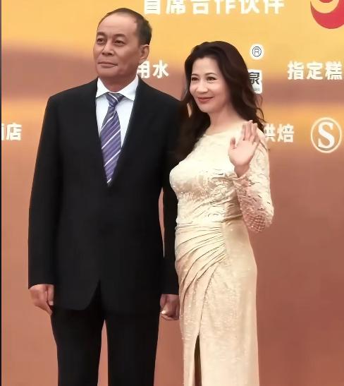 长春电影节红毯：王姬优雅，张凯丽圆润了，75岁老戏骨被搀扶上台