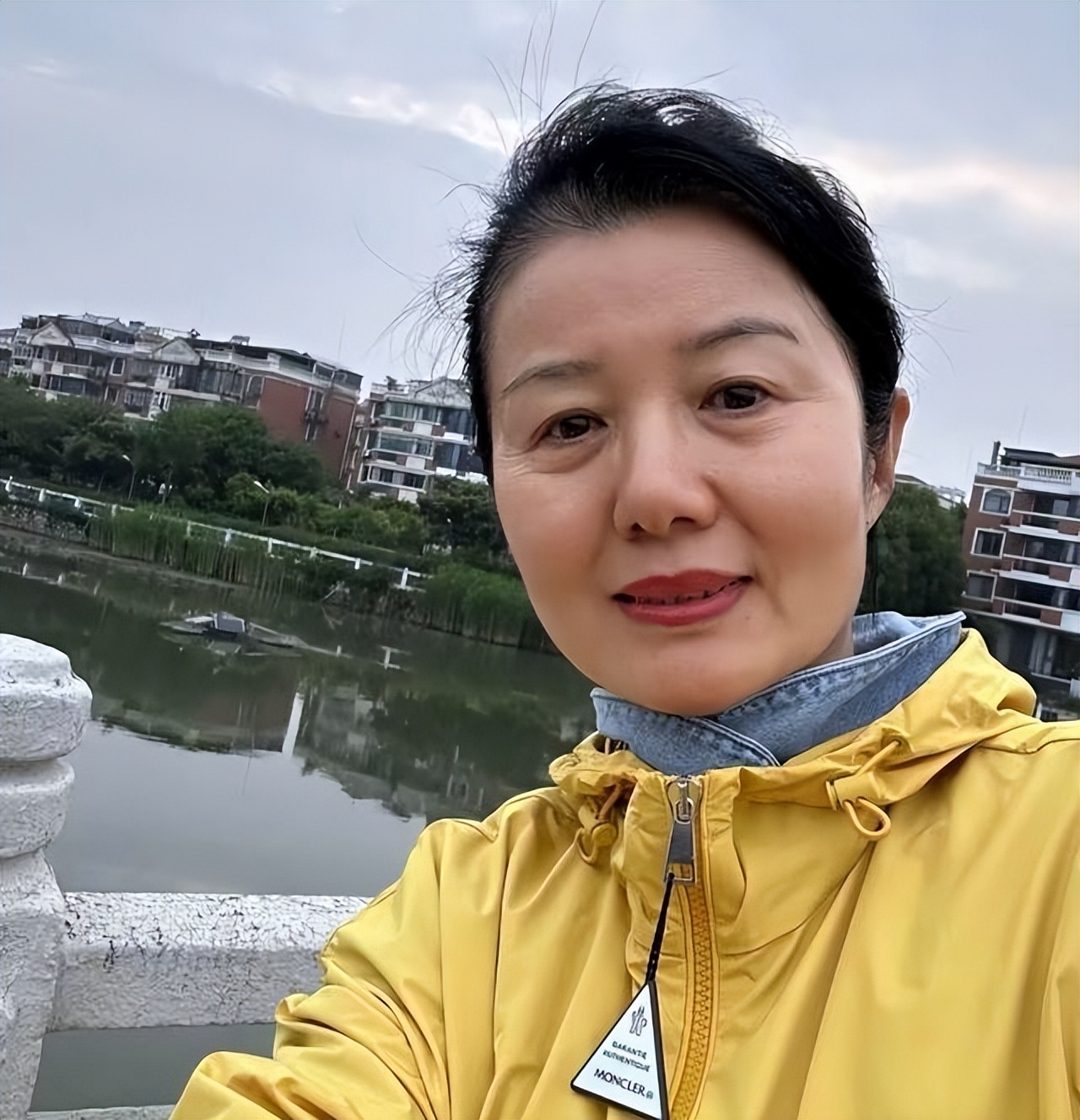 郑卫莉现状:定居武汉,素面朝天也很美,二婚和继子杜淳关系冷淡