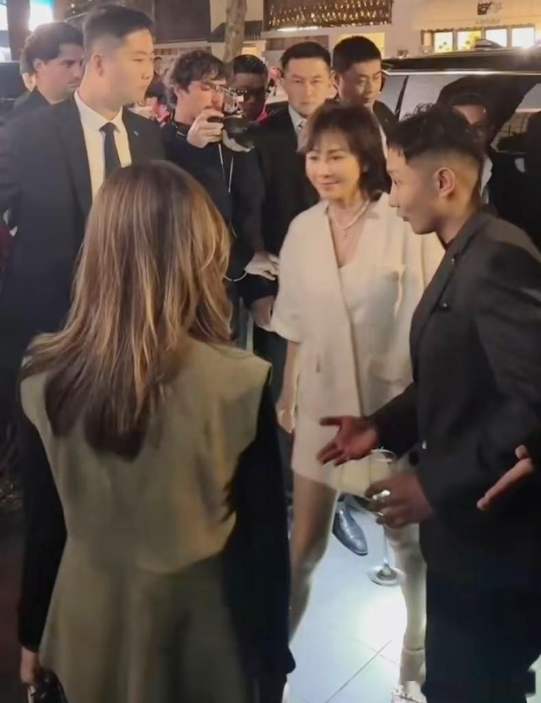 刘嘉玲在上海被偶遇，她59岁了脸还是好圆润，身材也好，像40多岁