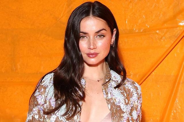 63岁阿汤哥与小27岁女友热恋,女方坦言想当妈,网友:不可能任务